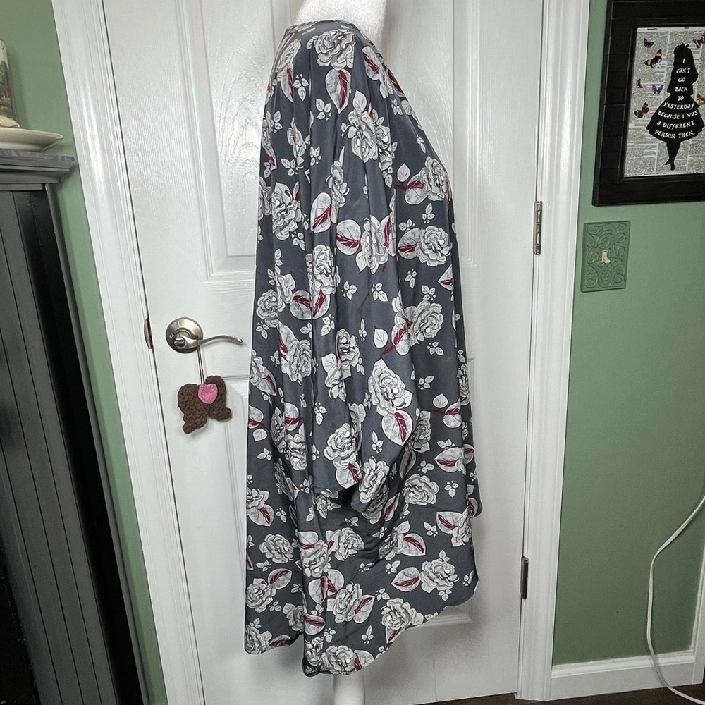 LulaRoe 2x (Fits like L to XL) Black, White & Red Rose Floral Cardigan EUC
